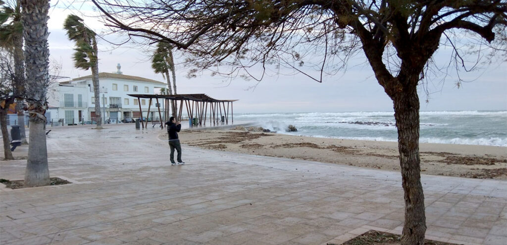 El temporal se lleva la vida de una bañista en Bendinat
