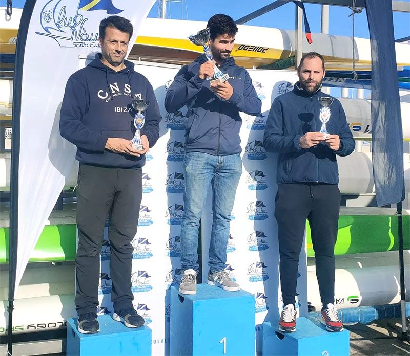 Más de doscientos palistas disputan en Santa Eulària el segundo asalto del kayak de mar