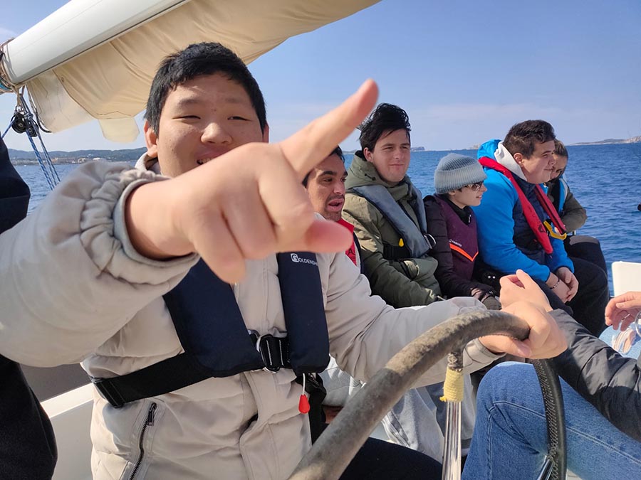 Los alumnos de Amadiba disfrutan de la navegación en la Setmana del Mar