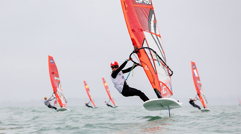 Caterina Tomàs, única líder española en el International IQFOIL Games de Cádiz