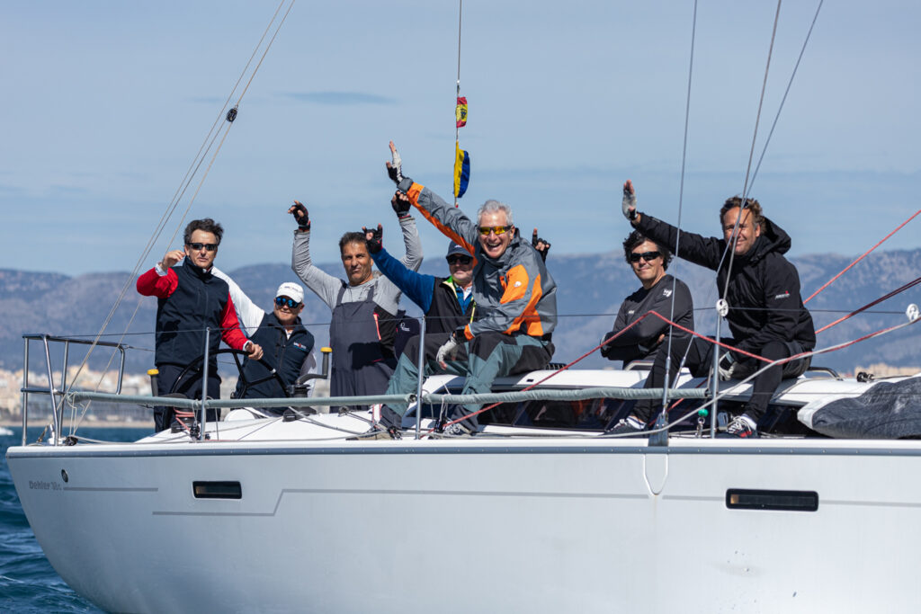 El Trofeo Noli se estrena con buen viento y dos regatas rápidas