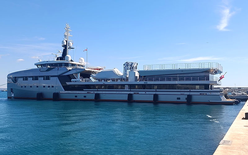 La ‘lancha remolcadora’ de 75 metros de Jeff Bezos llega al Club de Mar