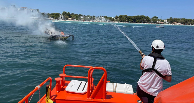 Detectan negligencias tras el incendio de una lancha de limpieza de litoral