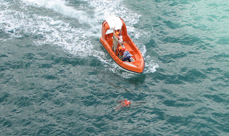 Hombre al agua: el cabo que puede salvarte la vida