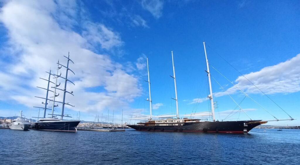 El Club de Mar Mallorca recibe la visita del megayate de Jeff Bezos