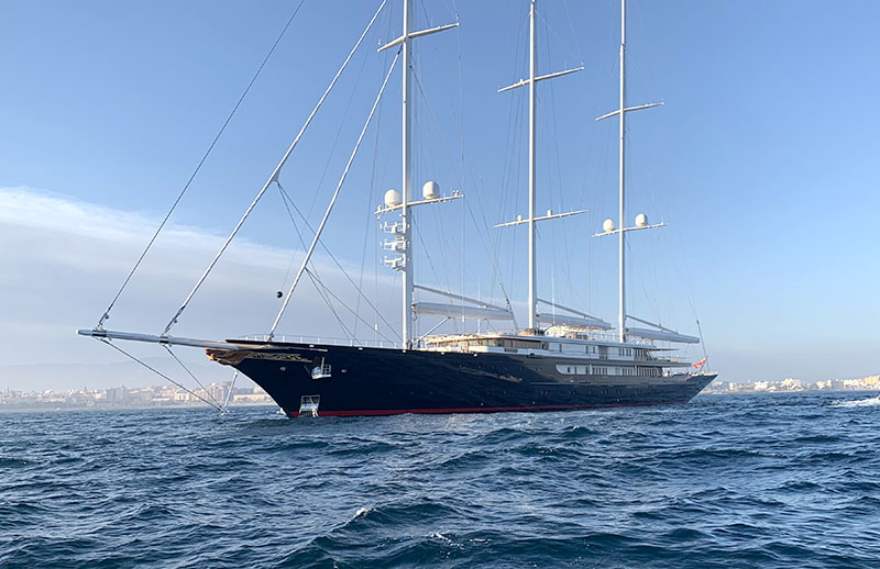 El megayate de Jeff Bezos recala en Palma en su viaje inaugural