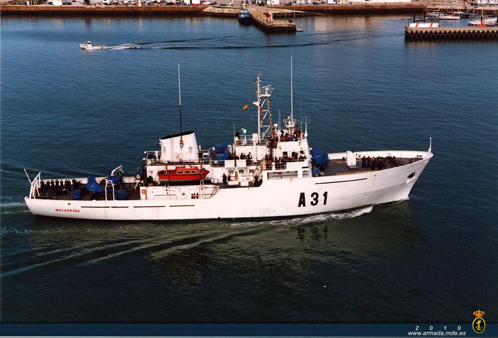 El buque Malaspina es remolcado a puerto tras varar en aguas de Ibiza