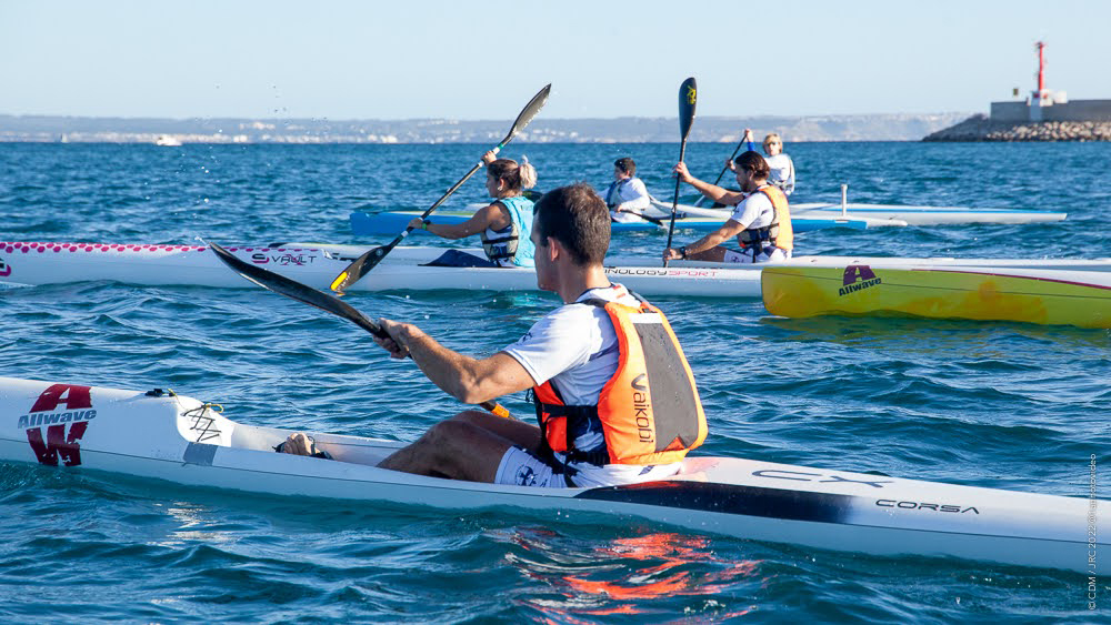 Casi 200 palistas luchan por el título balear de kayak de mar