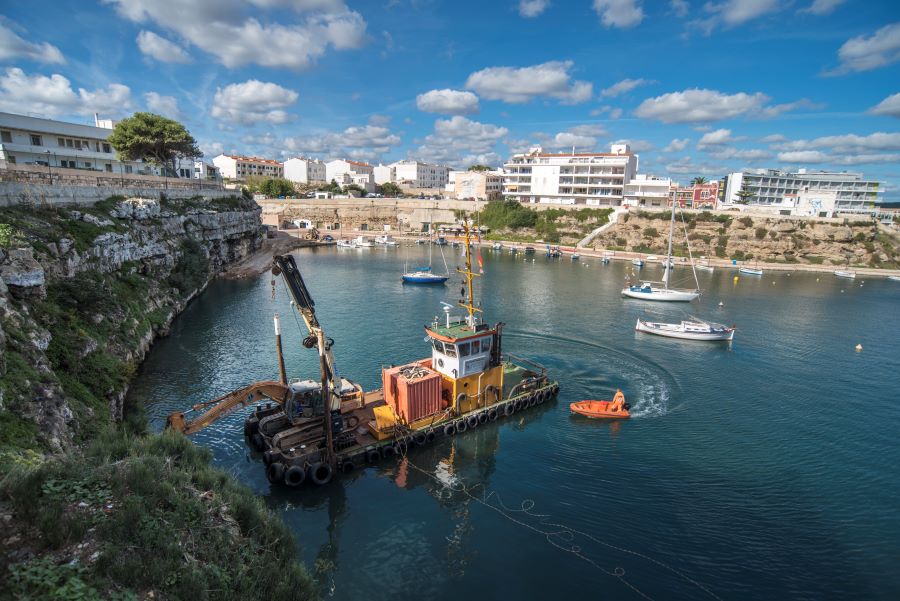 Trasladan colonias de corales afectadas por las obras en Cala Corb