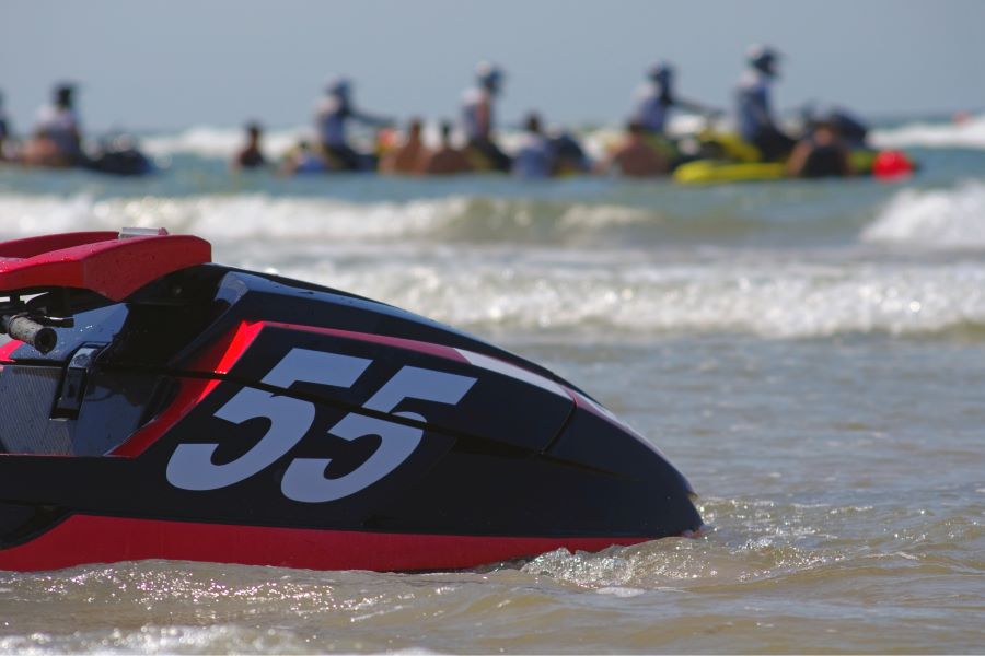 Las excursiones deberán contar con un monitor cada cuatro motos de agua