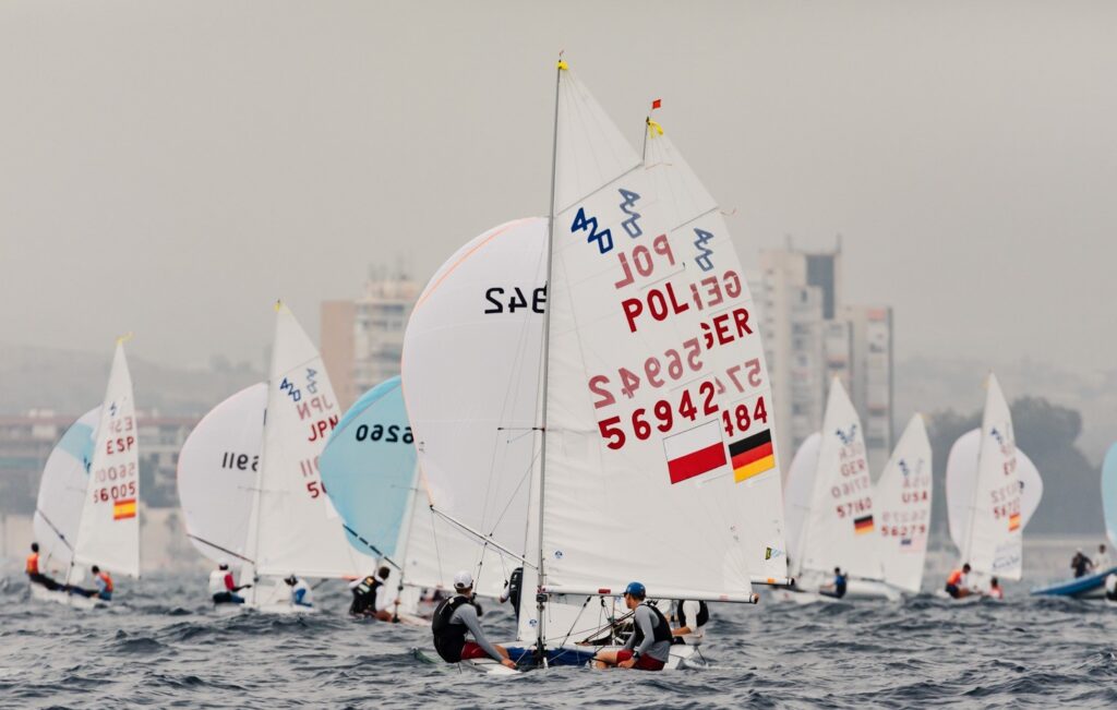 María Perelló y Marta Cardona lideran el Mundial de 420 en el estreno