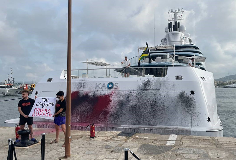 Rocían con pintura un megayate de 110 metros en Ibiza