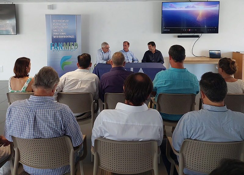 El conseller del Mar se compromete a escuchar al sector