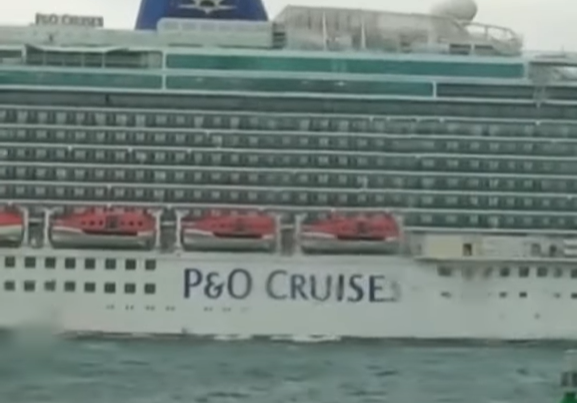 Crucero a la deriva en el puerto de Palma