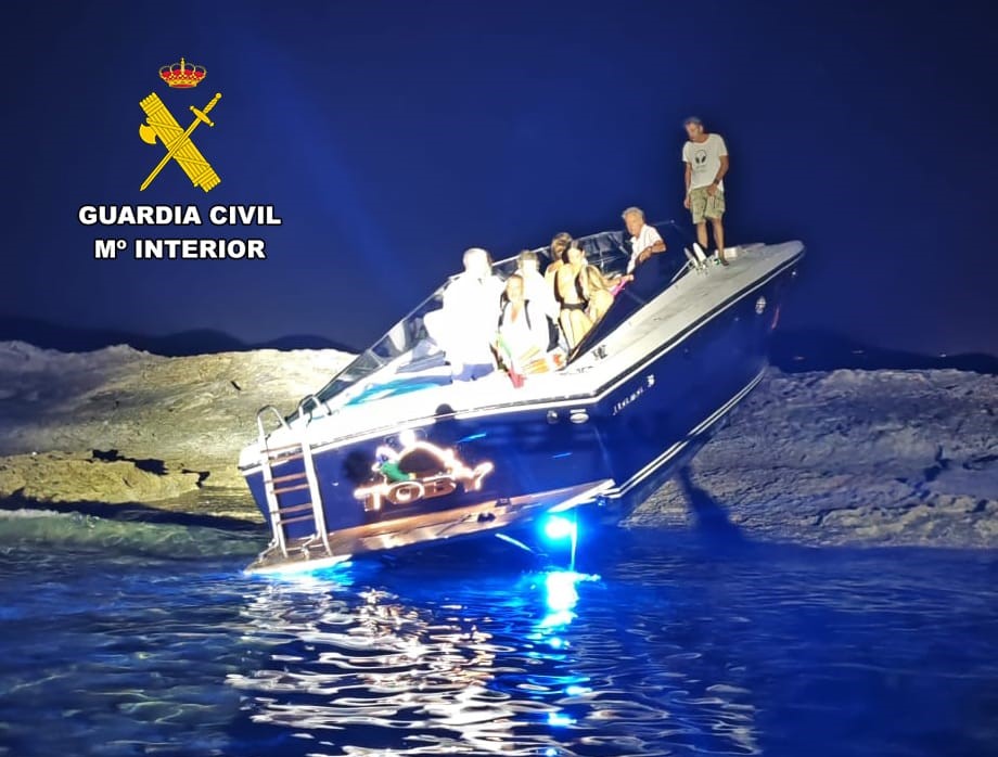 Una lancha se estampa contra un islote en Ibiza