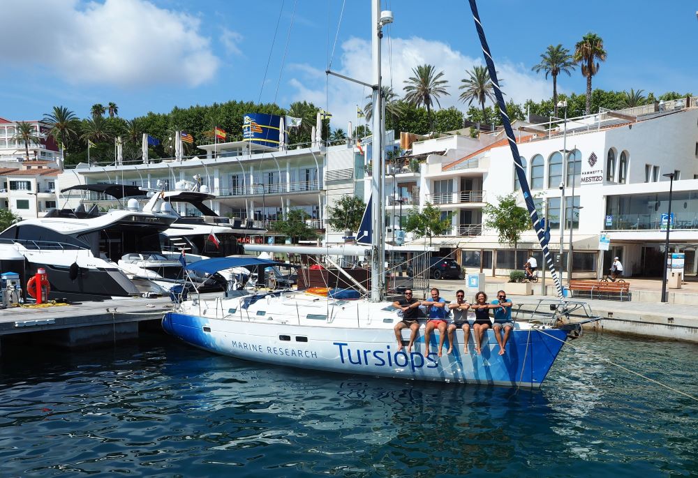 Marina Port Mahón apoya la protección de cachalotes al norte de Menorca