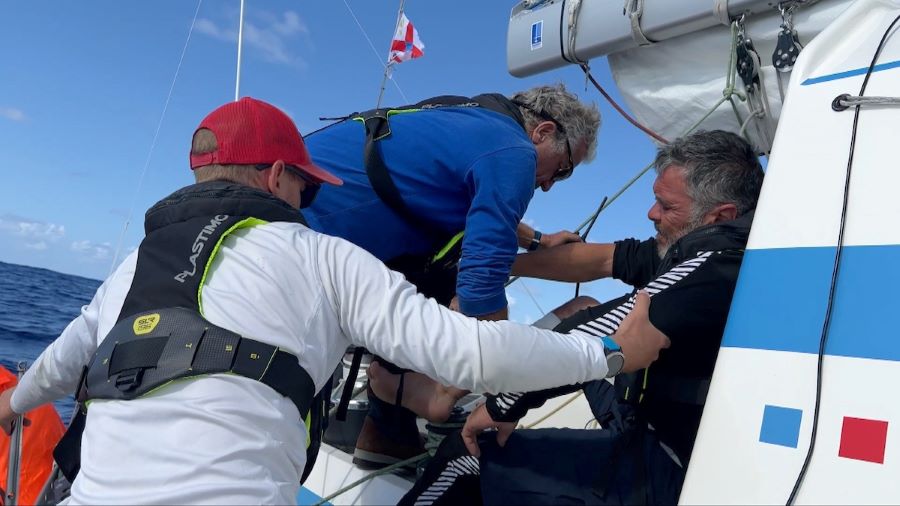 Un helicóptero de rescate evacúa a un regatista de la Ocean Globe Race