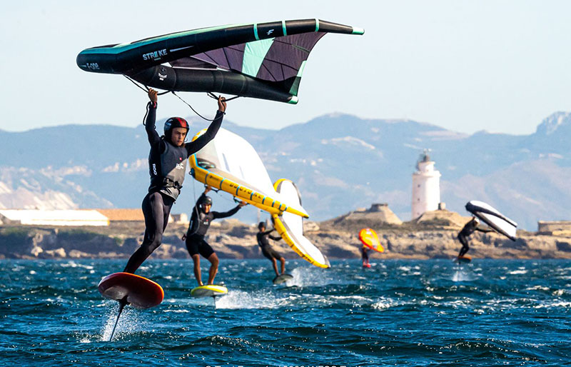 Angel Candel arrasa en Tarifa y se lleva las Wing Foil Series Spain