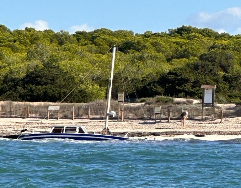 El temporal arrastra un velero hasta la playa de Ses Covetes