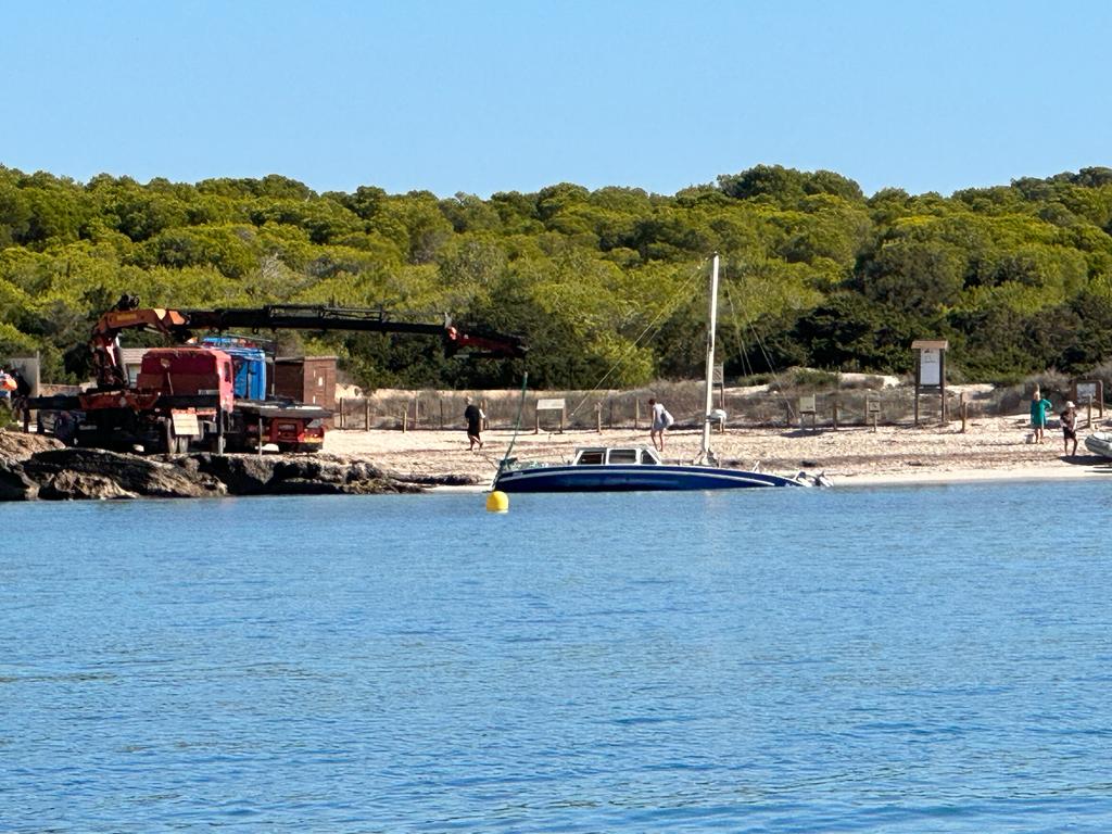 Retiran el barco varado en Ses Covetes