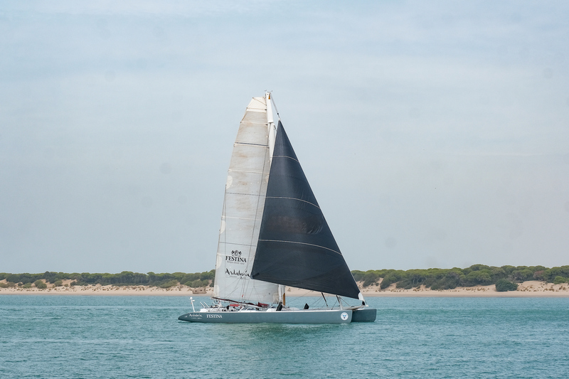 Alex Pella presenta su maxicatamarán para emular la gesta de Elcano