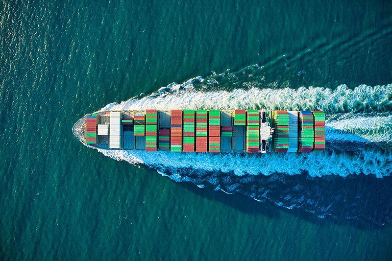 ¿Por qué los buques mercantes navegan más despacio?