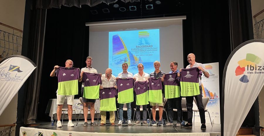 Todo listo en Ibiza para el espectáculo del Windsurf