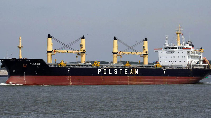 Un muerto y cuatro desaparecidos tras el choque de dos cargueros