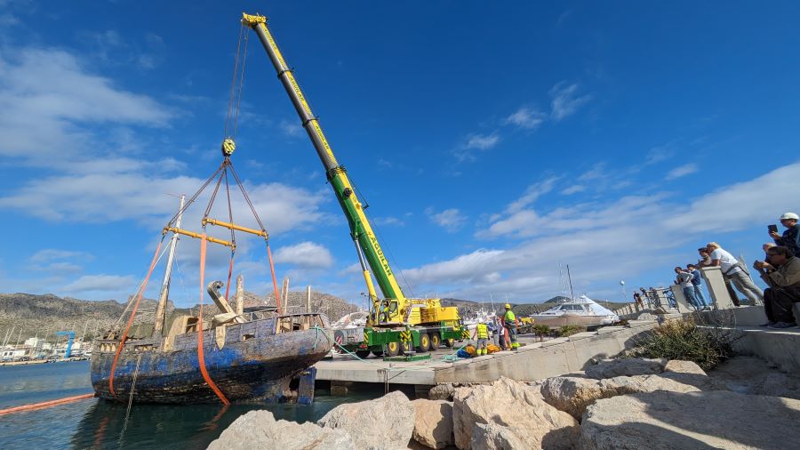 PortsIB retira el barco hundido en la bahía de Pollença