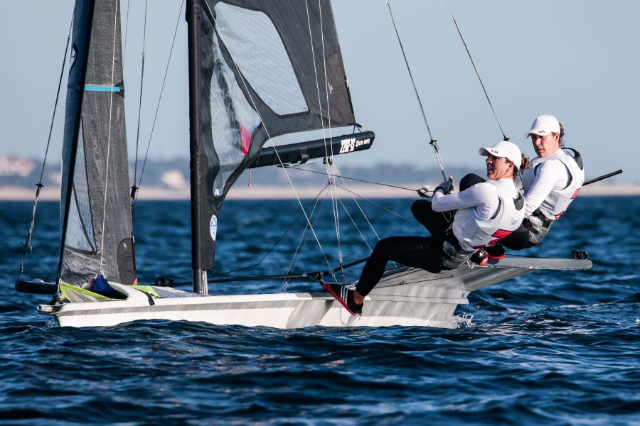 Echegoyen y Barceló apuntan al podio del europeo de 49er FX