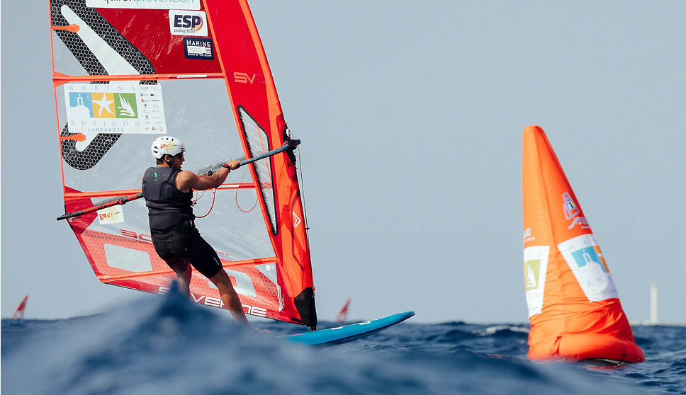 Nacho Baltasar salva la jornada tras romper su tabla en una colisión