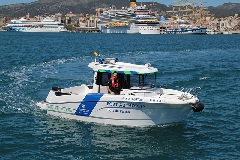 La Policía Portuaria rescata una joven a punto de morir en el Dique del Oeste