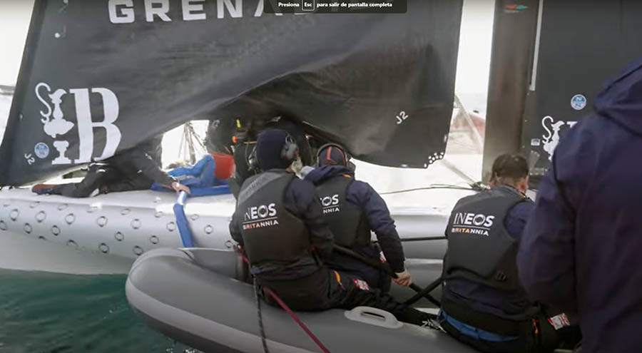 Un AC40 de INEOS sufre un incendio a bordo mientras entrenaba