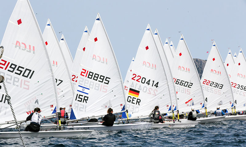 El Europeo Sub21 de ILCA llega a su ecuador en la Bahía de Pollença