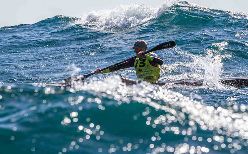 El viento pone a prueba a los mejores kayak de mar en la Copa de España