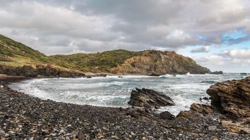 Tragedia en Menorca: un muerto y seis rescatados al volcar una embarcación
