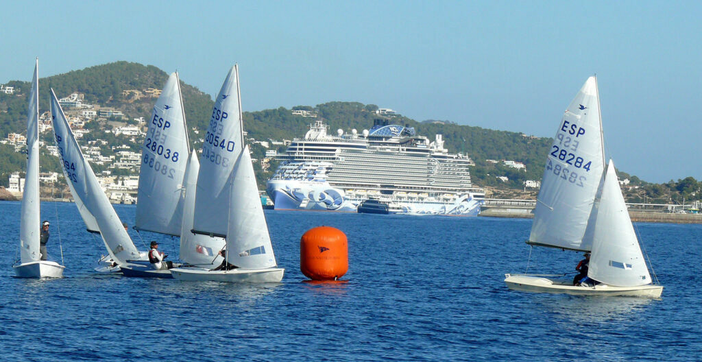 Ibiza decide la mejor tripulación de Snipe de Baleares