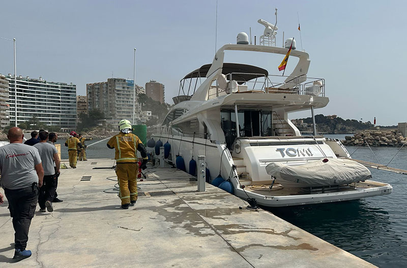 Incendio en un yate de 24 metros en Calanova