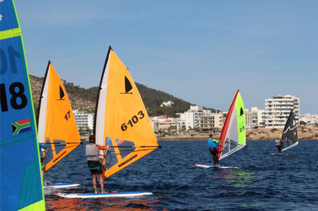 Más de 80 participantes inician el International Windsurfer Ibiza Meeting