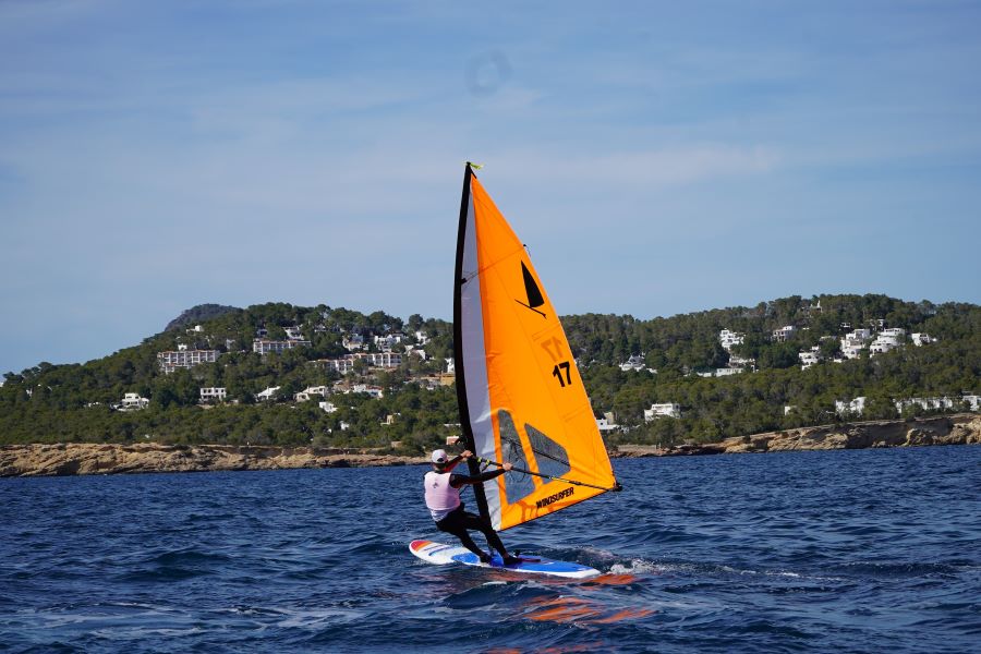 Se dispara la demanda de cursos de windsurf en Ibiza