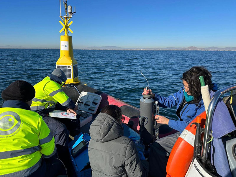 Investigan el origen de una gran mancha blanca en el Mar Menor