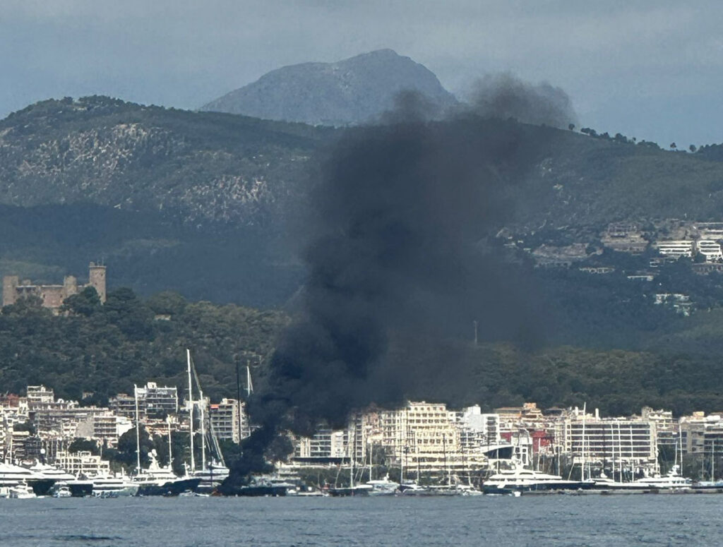 Dos heridos con quemaduras de segundo grado tras incendiarse una embarcación en el puerto de Palma