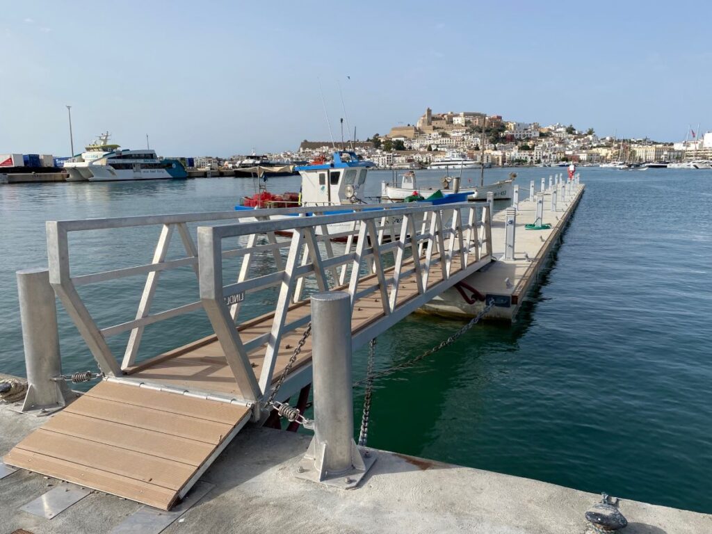 La APB sustituye el pantalán flotante del muelle pesquero de Ibiza