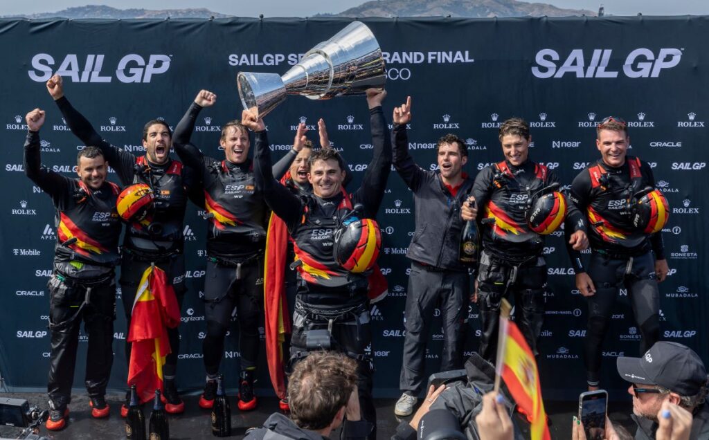 Cardona y el equipo español hacen historia al ganar el circuito SailGP