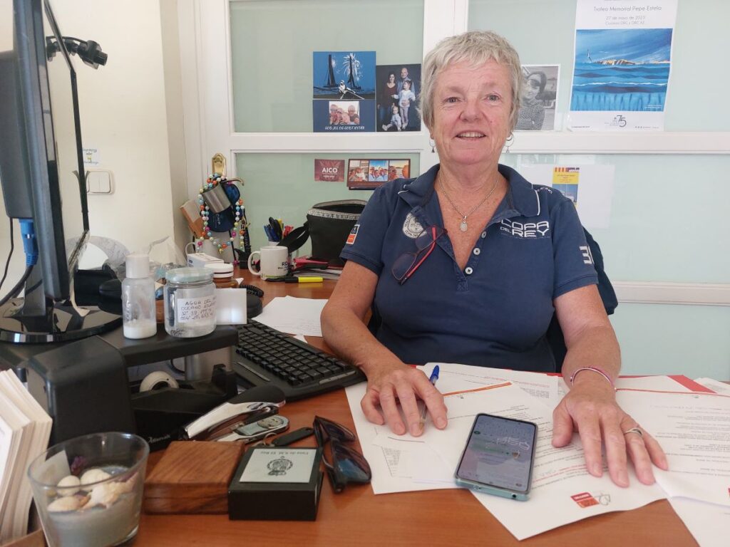 La mujer entre bastidores