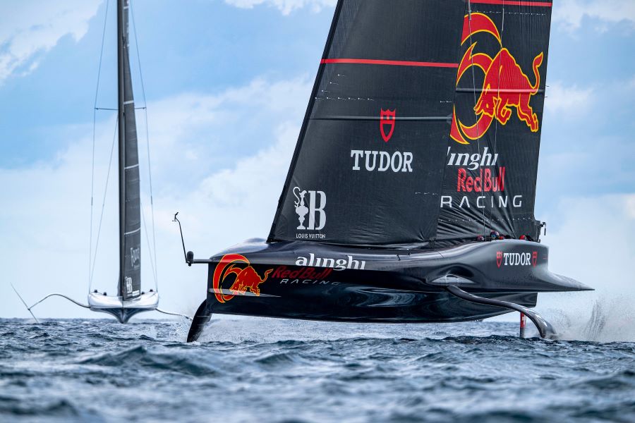 Los barcos de Copa América vuelan en Barcelona