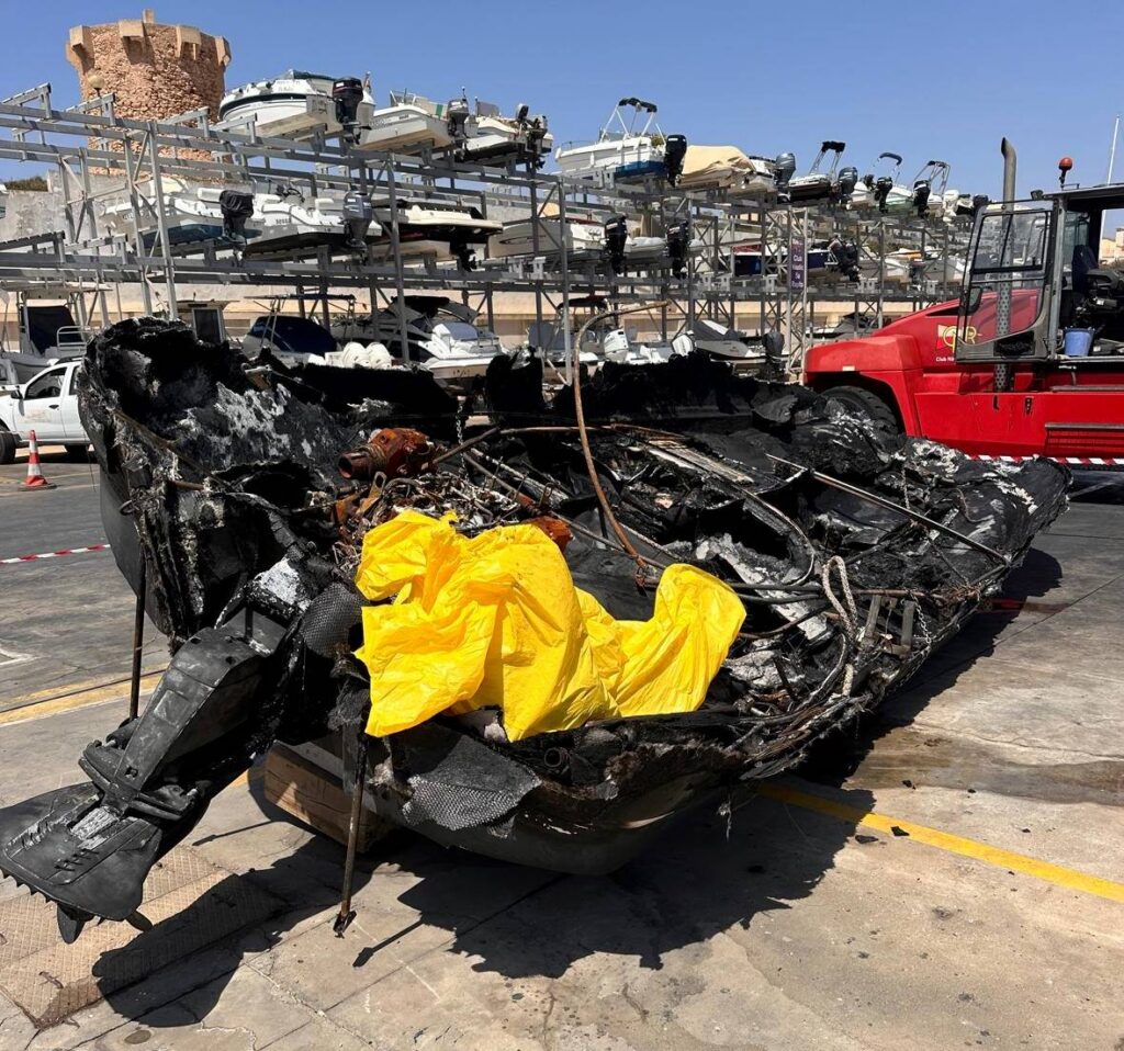 Así quedó la lancha siniestrada en Ses Covetes