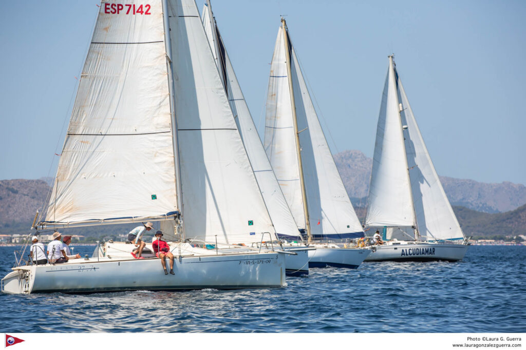 Buen ambiente y viento justo en la regata veraniega del Nàutic de Can Picafort