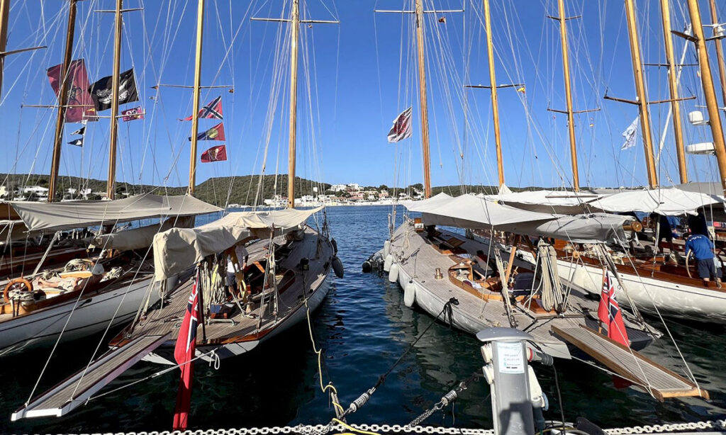 Chinook y Rowdy: dos gemelos centenarios que lucharán por el triunfo en Mahón
