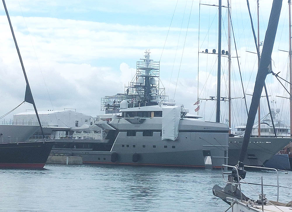 Jeff Bezos pone a punto en Mallorca su barco auxiliar de 80 millones